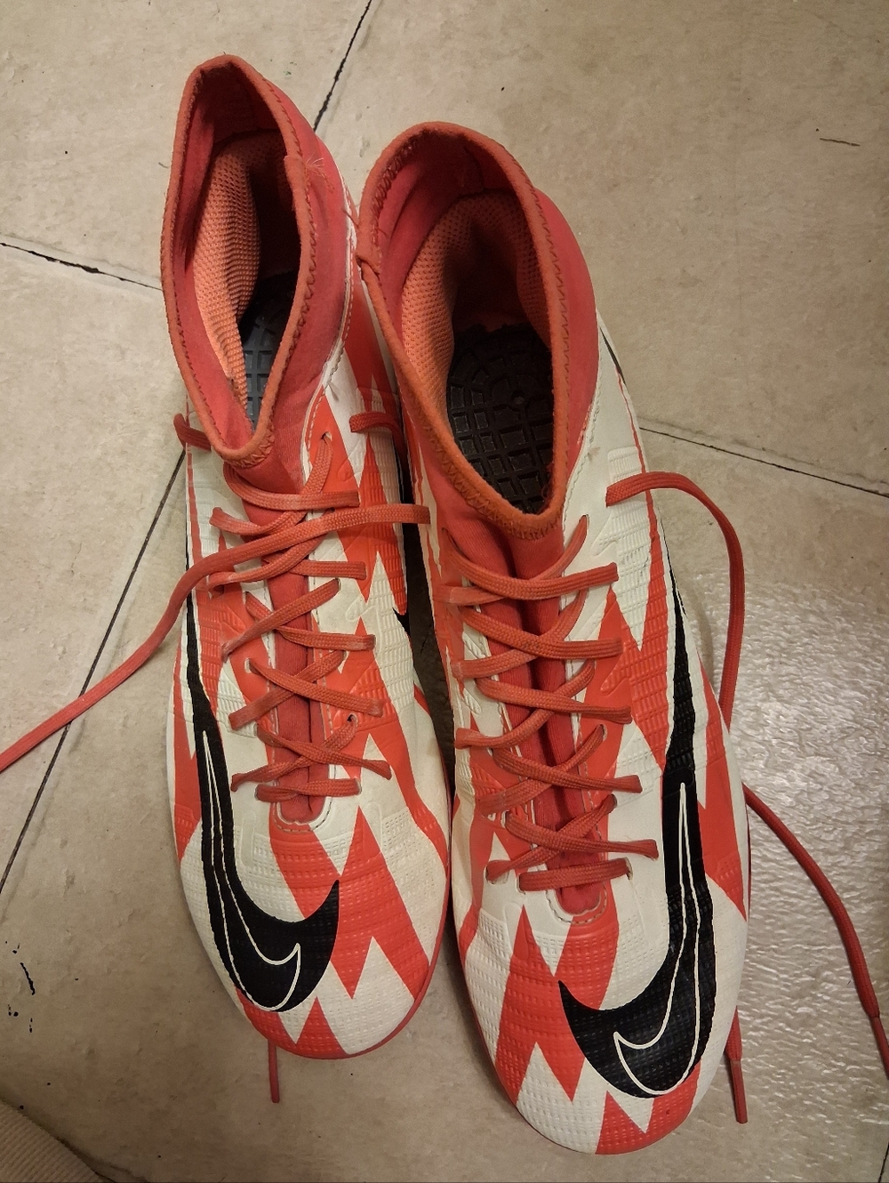Mens Nike CR 7 MERCURIAL Soccer Cleats in White and Red with Black Swoosh Size 9
